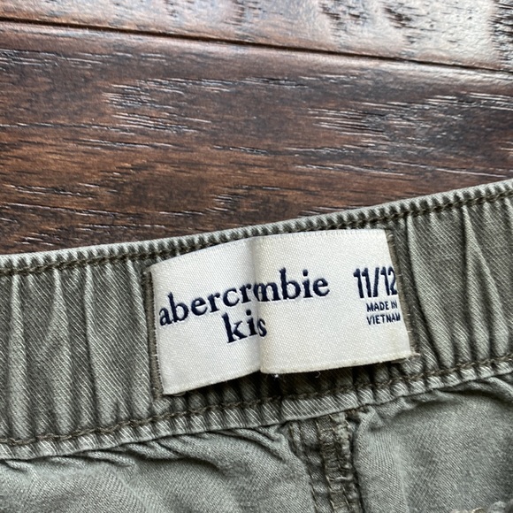 Kids Abercrombie adjustable waist green cargo pants with cinched bottoms - Picture 6 of 6